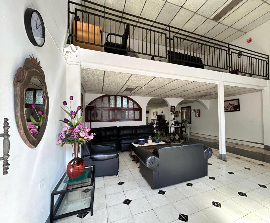 El Callejon Guest House Leon Ngoại thất bức ảnh