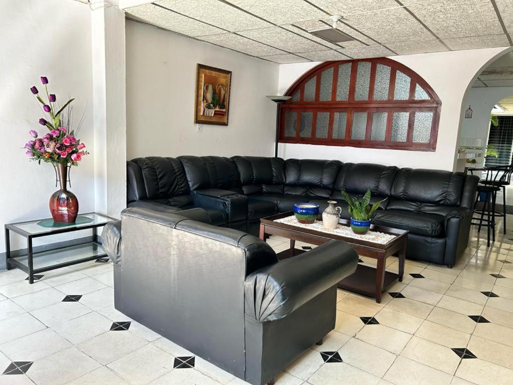 El Callejon Guest House Leon Ngoại thất bức ảnh