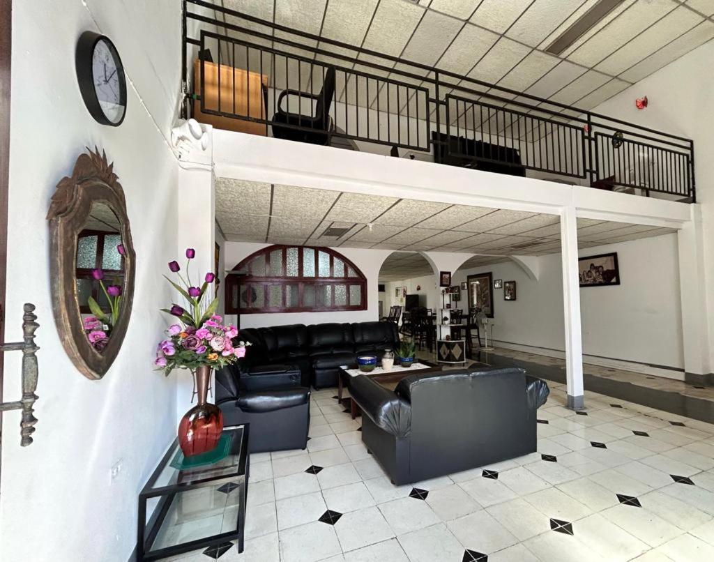 El Callejon Guest House Leon Ngoại thất bức ảnh